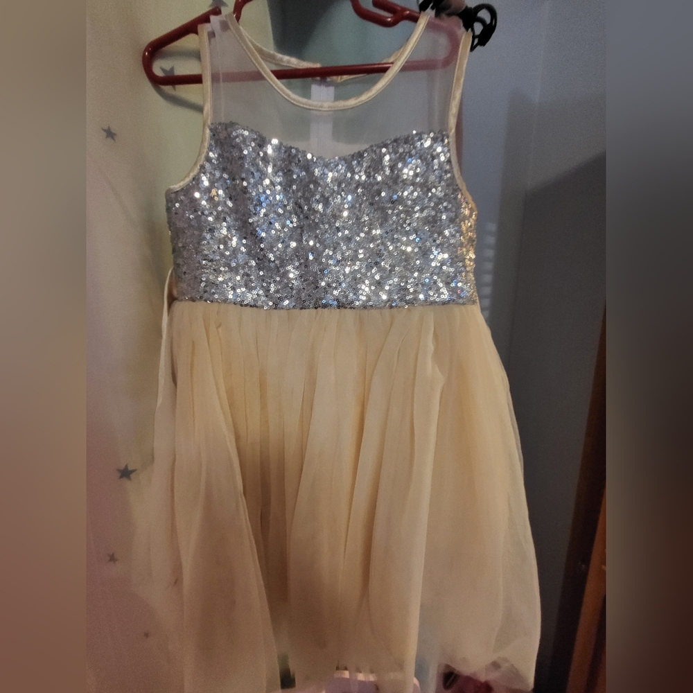 Size 7 Cream and Silver formal girls dress. Sweetheart neckline.